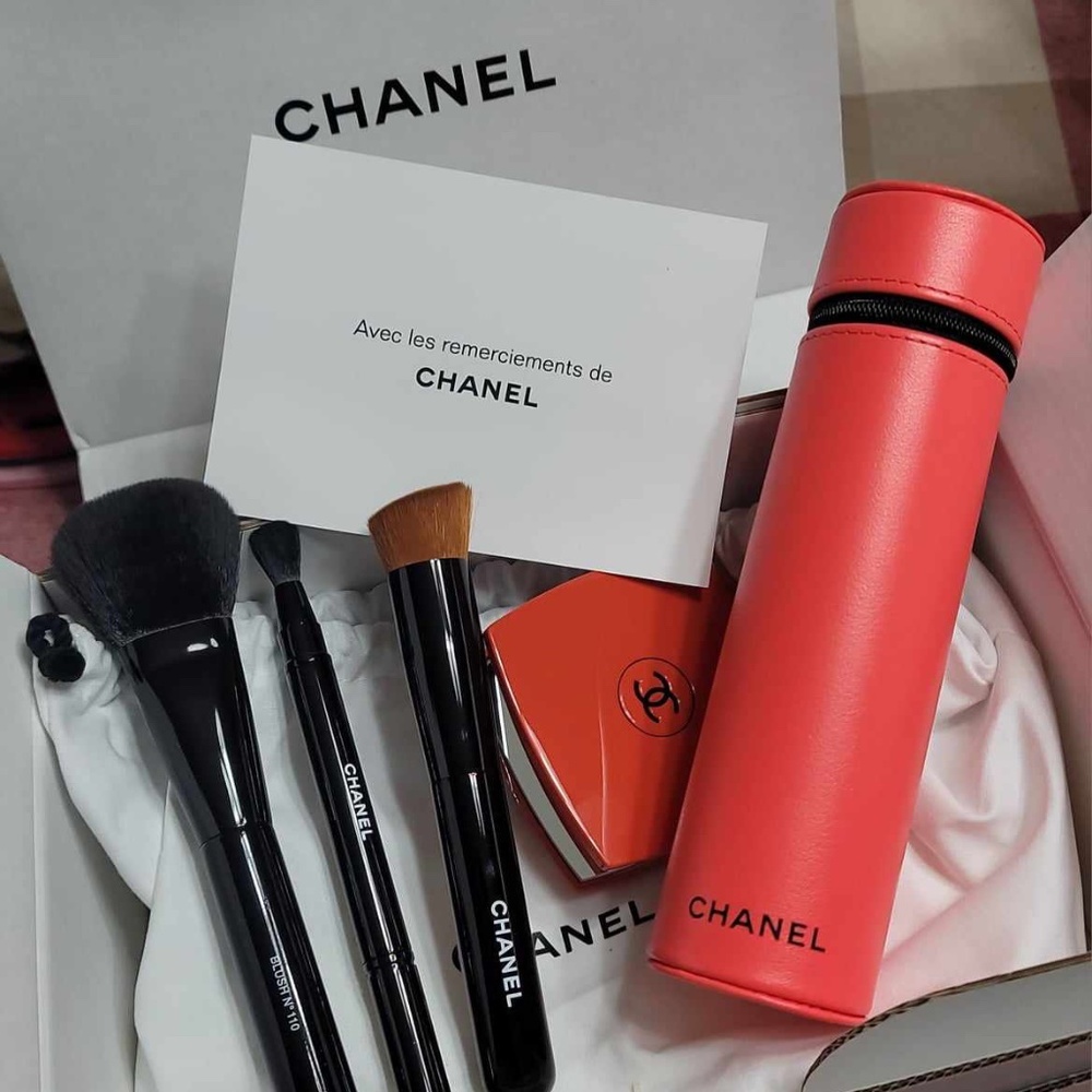 LIMITED EDITION CHANEL BRUSH AND MIRROR SET